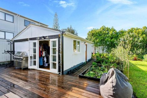 Photo of property in 15 Kingdale Road, Henderson, Auckland, 0610