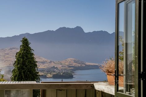 Photo of property in 6 Wynyard Crescent, Fernhill, Queenstown, 9300