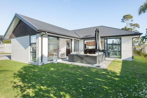 Photo of property in 18 Charlotte Drive, Omokoroa, 3114