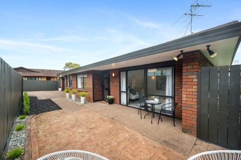 Photo of property in 2/98 Mirrabooka Avenue, Botany Downs, Auckland, 2010