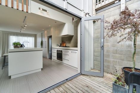 Photo of property in 44 Maida Vale Road, Roseneath, Wellington, 6011