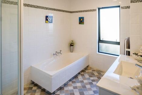 Photo of property in 4 Navigation Drive, Whitby, Porirua, 5024