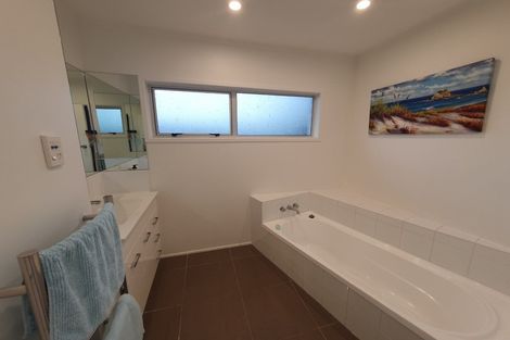 Photo of property in 2/42 Knightsbridge Drive, Forrest Hill, Auckland, 0620