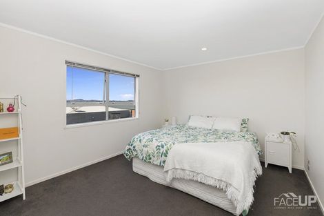 Photo of property in 2/143a Wiseley Road, West Harbour, Auckland, 0618