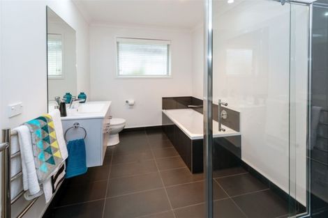 Photo of property in 98 Beach Road, Mellons Bay, Auckland, 2014