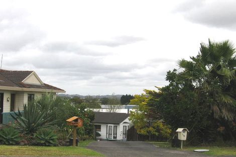 Photo of property in 2/6 Altair Place, Windsor Park, Auckland, 0632