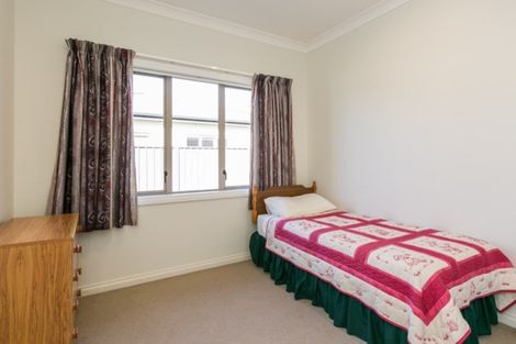 Photo of property in 20 Heynes Place, Clive, 4102