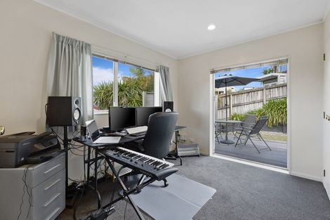 Photo of property in 2/8 Bronzewing Terrace, Unsworth Heights, Auckland, 0632
