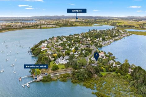Photo of property in 4 Twin Wharf Road, Herald Island, Auckland, 0618