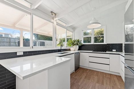 Photo of property in 18 Penton Road, Stanmore Bay, Whangaparaoa, 0932