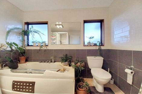 Photo of property in 2/9 Applewood Drive, Henderson, Auckland, 0612