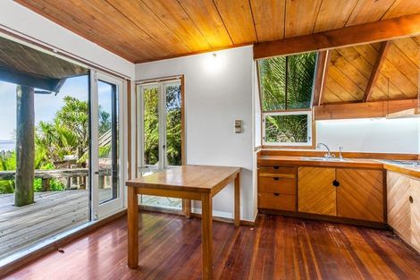 Photo of property in 40 Otitori Bay Road, Titirangi, Auckland, 0604