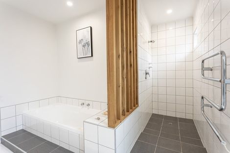 Photo of property in 215 Bay View Road, Saint Clair, Dunedin, 9012