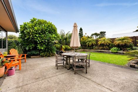 Photo of property in 74 Wairau Road, Oakura, 4314