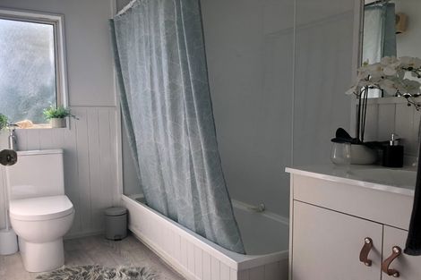 Photo of property in 237a Point Chevalier Road, Point Chevalier, Auckland, 1022