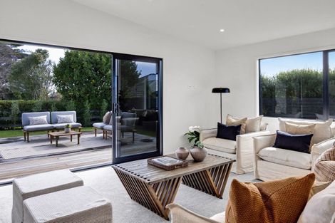 Photo of property in 2 Marsden Place, Hurworth, New Plymouth, 4310