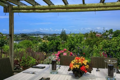 Photo of property in 547 Glenfield Road, Glenfield, Auckland, 0629