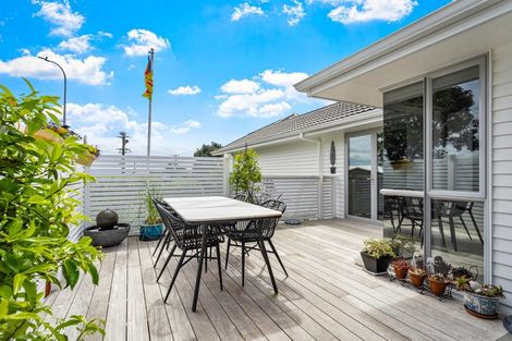Photo of property in 1/4 Roberts Road, Matakatia, Whangaparaoa, 0930