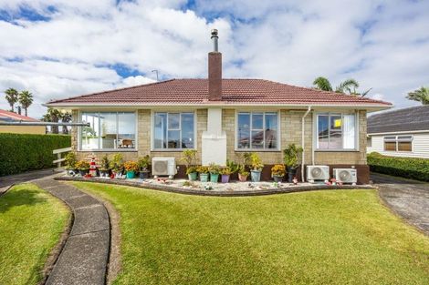 Photo of property in 38 Hobsonville Road, West Harbour, Auckland, 0618