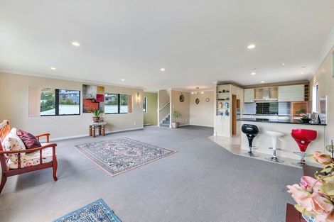 Photo of property in 2/890 East Coast Road, Northcross, Auckland, 0630