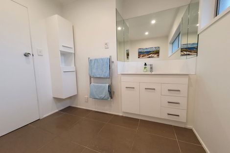 Photo of property in 2/42 Knightsbridge Drive, Forrest Hill, Auckland, 0620