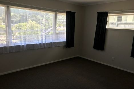 Photo of property in 9 Kereru Bend, Tawa, Wellington, 5028