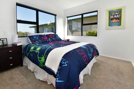 Photo of property in 25 Roberts Road, Matakatia, Whangaparaoa, 0930