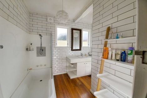 Photo of property in 198 Nevay Road, Karaka Bays, Wellington, 6022