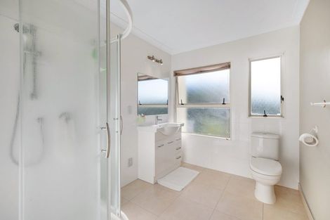 Photo of property in 31 Goldfinch Rise, Unsworth Heights, Auckland, 0632