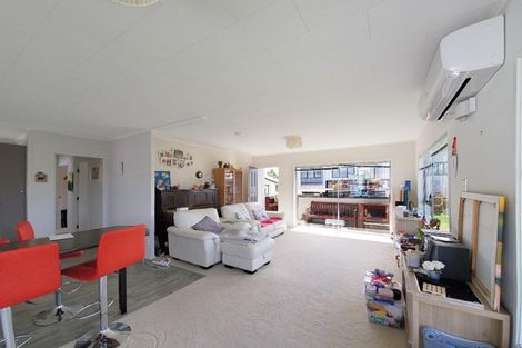 Photo of property in 1/802 East Coast Road, Oteha, Auckland, 0630