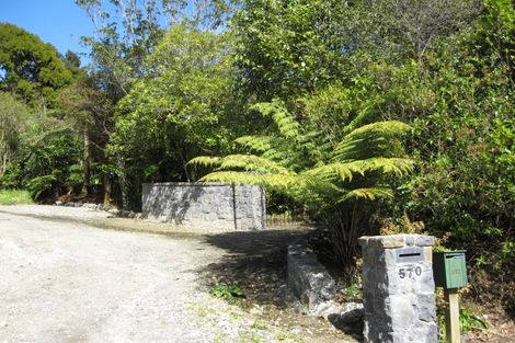Photo of property in 572 Scenic Drive, Waiatarua, Auckland, 0612