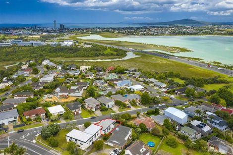 Photo of property in 1/111 Sylvan Avenue, Northcote, Auckland, 0627