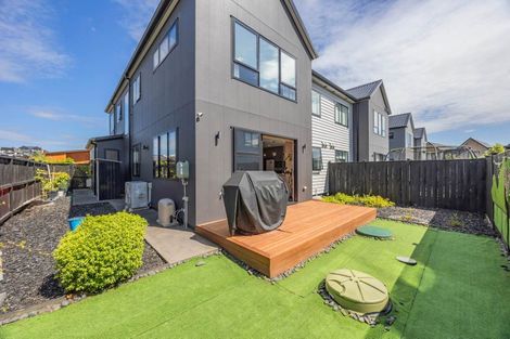 Photo of property in 16 Cara Avenue, Kumeu, 0810