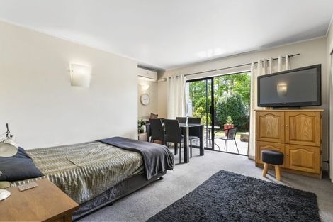 Photo of property in 10 Bungalore Place, Half Moon Bay, Auckland, 2012