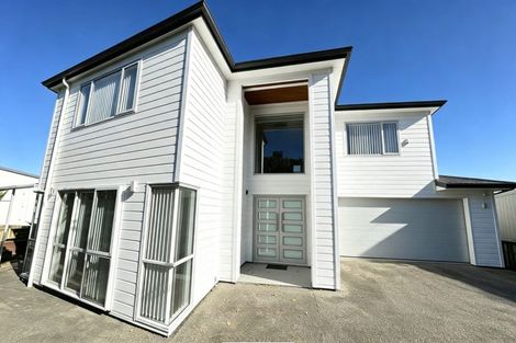 Photo of property in 16 Lakeridge Close, Northcross, Auckland, 0632