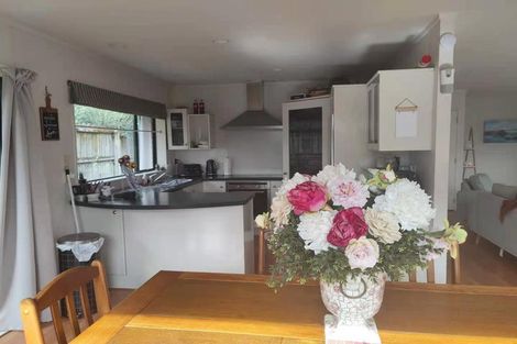 Photo of property in 2/16 Keswick Close, Northpark, Auckland, 2013