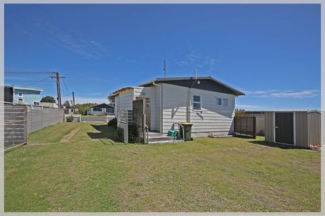 Photo of property in 8 Hart Street, Foxton Beach, Foxton, 4815