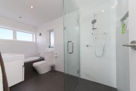 Photo of property in 124 Golf Road, New Lynn, Auckland, 0600