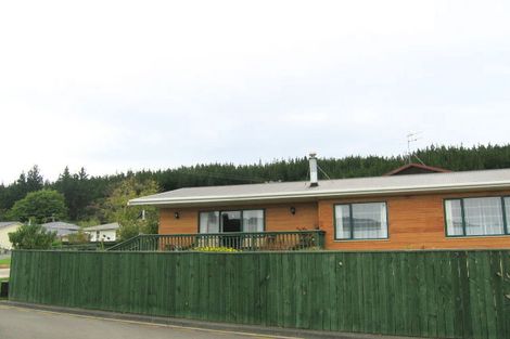 Photo of property in 2 Monarch Grove, Maoribank, Upper Hutt, 5018