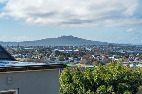 Photo of property in 2/114 Ocean View Road, Northcote, Auckland, 0627