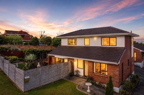 Photo of property in 2/9 Milwaukee Place, Glendene, Auckland, 0602