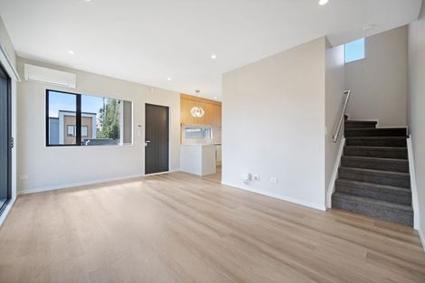 Photo of property in 2 Don Oliver Lane, Glen Eden, 0602