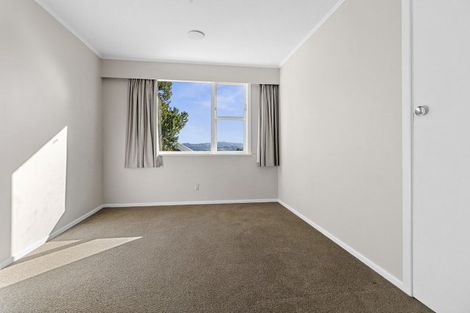 Photo of property in 3a Kinapori Terrace, Newlands, Wellington, 6037