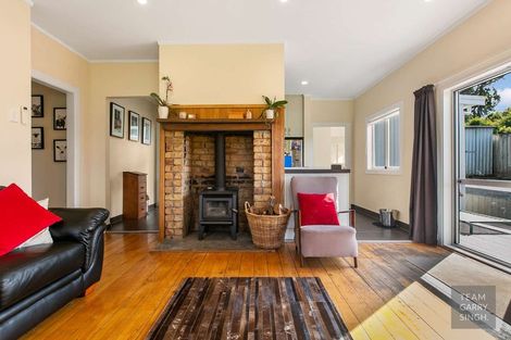 Photo of property in 1 Waiari Road, Conifer Grove, Takanini, 2112