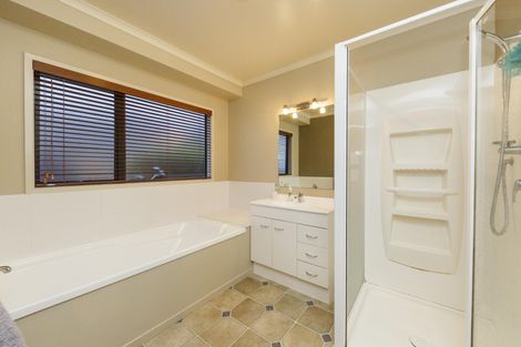 Photo of property in 5 Ron Place, Fitzherbert, Palmerston North, 4410
