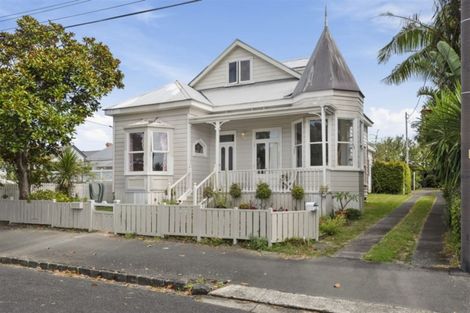 Photo of property in 1/1 Owens Road, Devonport, Auckland, 0624