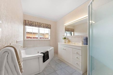 Photo of property in 1 Holly Way, Sunnyhills, Auckland, 2010