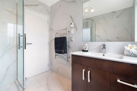 Photo of property in 30a Seaview Road, Glenfield, Auckland, 0629