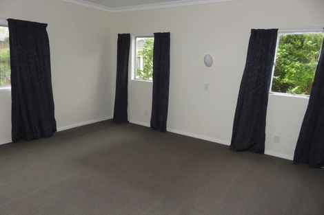 Photo of property in 27 Stewart Drive, Newlands, Wellington, 6037