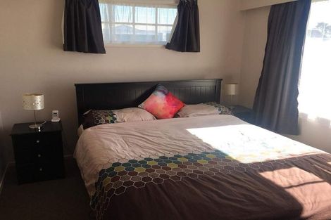 Photo of property in 5 Quigley Street, Newlands, Wellington, 6037